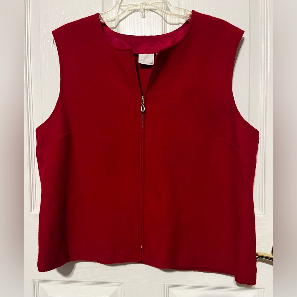 Studio C 100% wool red women’s zip vest‎ EUC size XL
Excellent condition